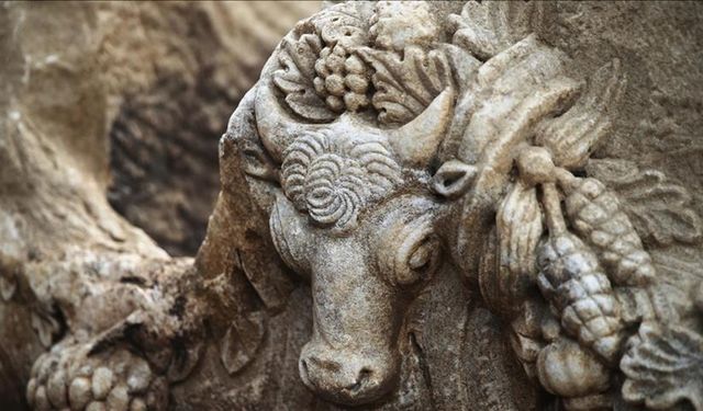 Stratonikeia'da 2 bin yıl öncesine ait girlandlı lahit bulundu