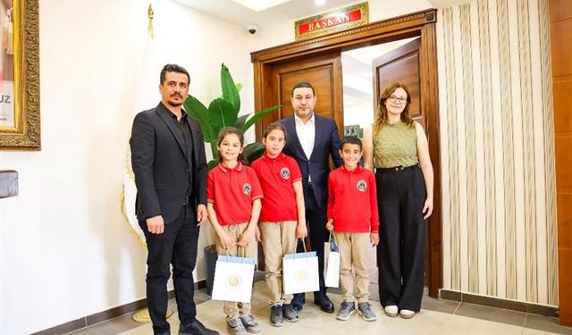 Başkan Özyavuz Koltuğunu Minik Zeynep'e Devretti