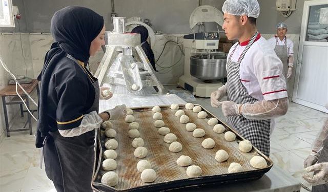 Şanlıurfa'da öğrenciler, okullara günlük 16 bin ekmek üretiyor