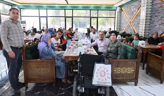 Başkan Özyavuz Şanlıurfa Engellileri Yaşatma ve Dayanışma Derneği Üyelerini Harran'da Ağırladı