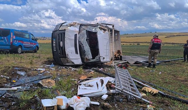 Şanlıurfa'da devrilen kamyonetteki 3 kişi yaralandı