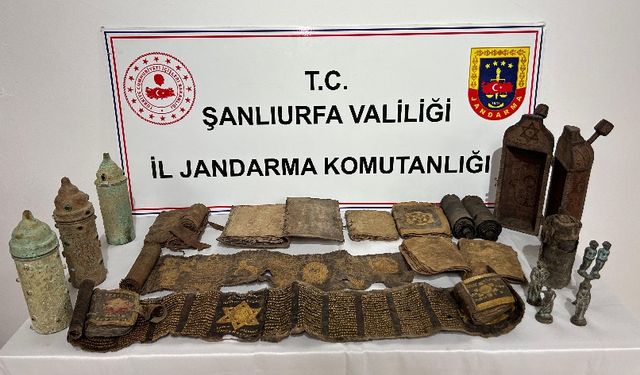 Şanlıurfa'da tarihi eser olduğu değerlendirilen 11 kitabe ve 4 heykel ele geçirildi
