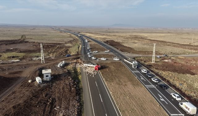 Diyarbakır-Şanlıurfa kara yolunda devrilen tır nedeniyle ulaşım kontrollü sağlanıyor