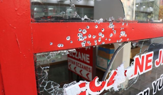 Şanlıurfa'da silahlı saldırı düzenlenen eczanede hasar oluştu