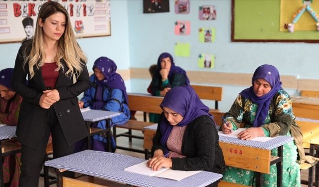 Şanlıurfa'da öğretmenler hem çocukları hem de annelerini okutuyor