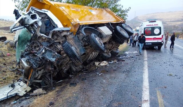 Şanlıurfa’da Kamyonlar Çarpıştı: 1 Ölü, 1 Yaralı