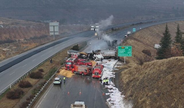 Gaziantep'te çarpışan 3 tırda yangın çıktı