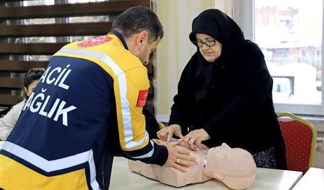 68 Yaşındaki Naciye Teyze, İlk Yardımda Herkese Örnek Oldu