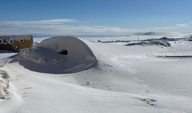 Karacadağ'da kış bereketi: Kar kalınlığı 1 metreye ulaştı