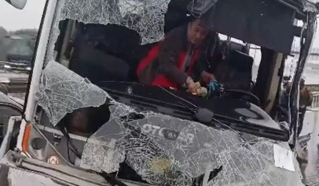 İstanbul'da Polis Servisi Kazaya Karıştı: 4'ü Ağır, 30 Yaralı