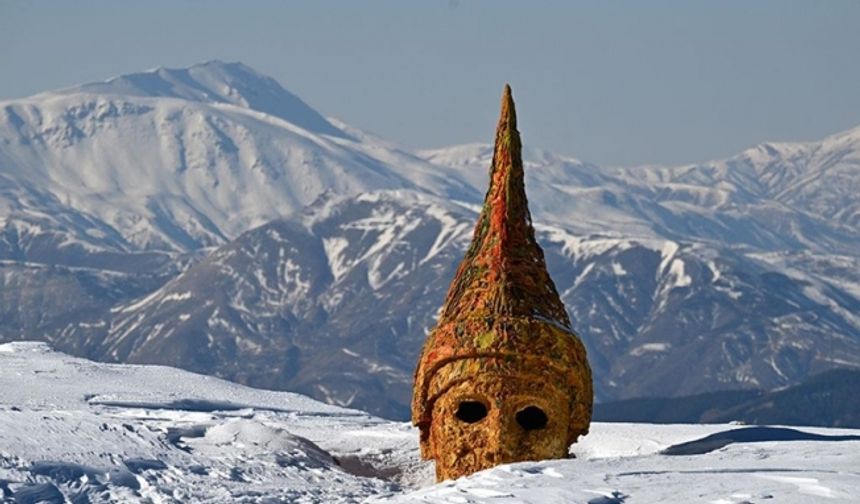Nemrut Dağı'nın heykelleri kışın da ziyaretçilerini ağırlıyor
