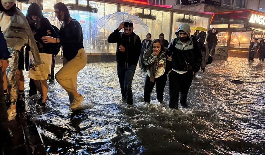 Ankara'da yağmur hayatı felç etti