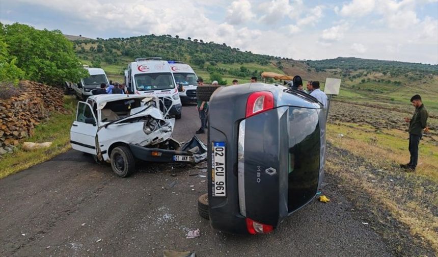 Siverek'te iki otomobilin çarpıştığı kazada sürücüler yaralandı