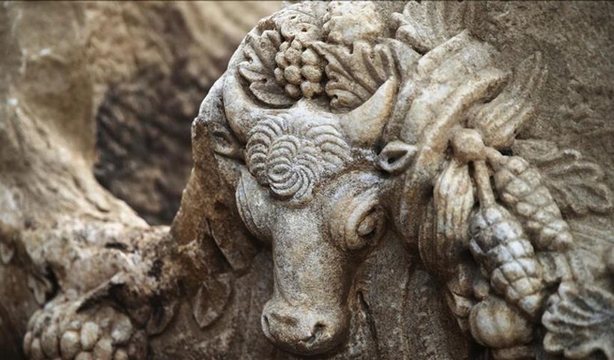 Stratonikeia'da 2 bin yıl öncesine ait girlandlı lahit bulundu