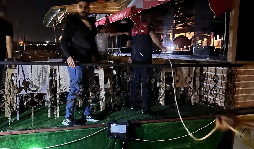 Birecik'te yüzer restoranın halatı koptu