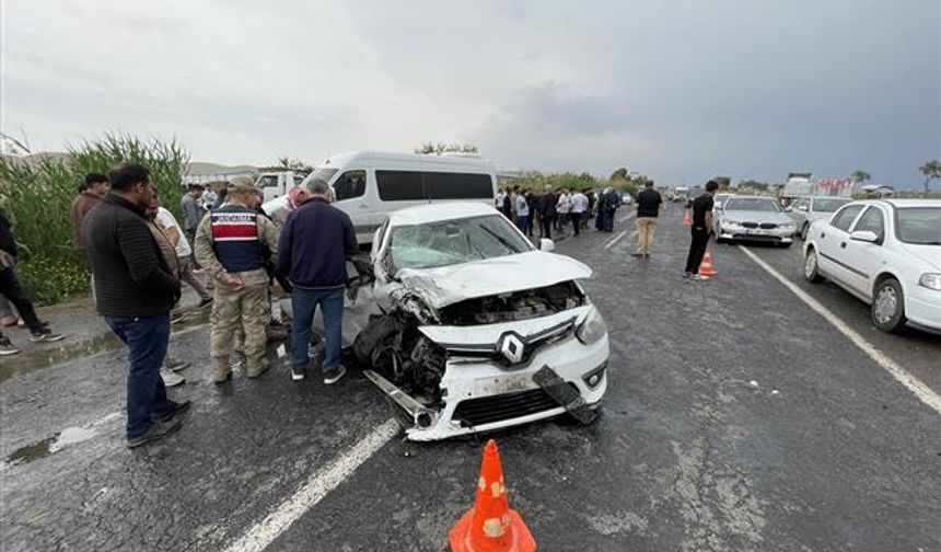 Şanlıurfa'da minibüs ile otomobil çarpıştı: 5 kişi yaralandı