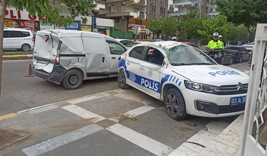 Şanlıurfa'da 3 aracın karıştığı kazada biri polis 2 kişi yaralandı