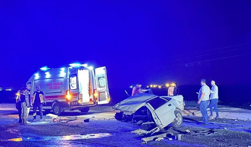 Şanlıurfa'da tır ile çarpışan otomobil ortadan ikiye ayrıldı