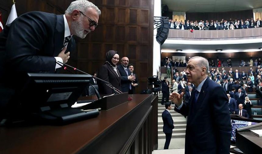 AK Parti Grup Toplantısı'nda Objektiflere Yansıyan Samimi Fotoğraf