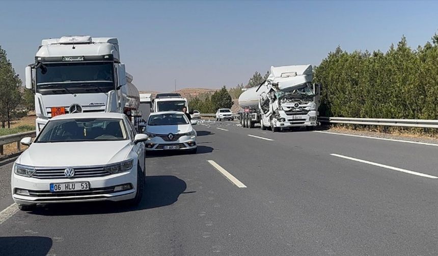 Şanlıurfa'da akaryakıt tankeri kamyonete çarptı: 4 kişi yaralandı