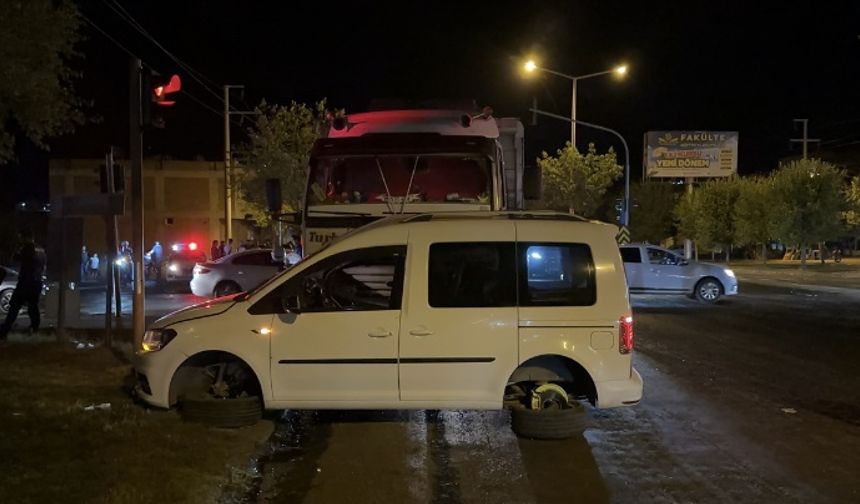 Şanlıurfa'da kamyonla hafif ticari aracın çarpıştığı kazada 1 kişi yaralandı
