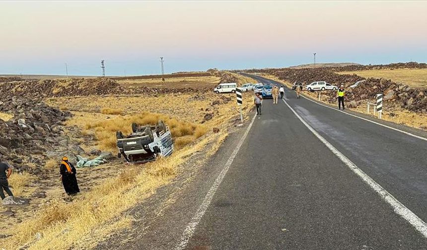 Siverek'te şarampole devrilen pikaptaki 2 kişi yaralandı