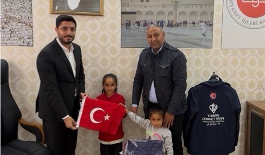 Şanlıurfa'da kız kardeşlerin bayrak sevgisi yürekleri ısıttı