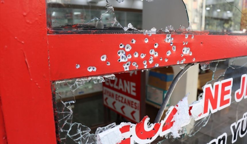 Şanlıurfa'da silahlı saldırı düzenlenen eczanede hasar oluştu