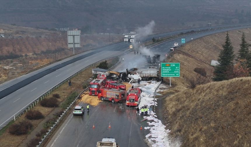 Gaziantep'te çarpışan 3 tırda yangın çıktı