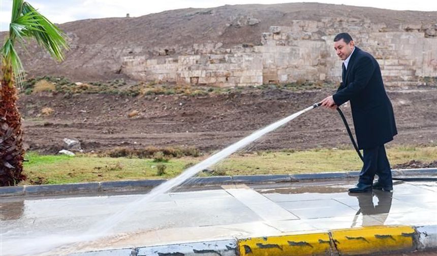 Başkan Özyavuz, Harran'ın sokaklarını yıkadı