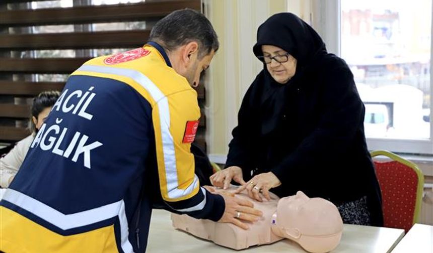 68 Yaşındaki Naciye Teyze, İlk Yardımda Herkese Örnek Oldu
