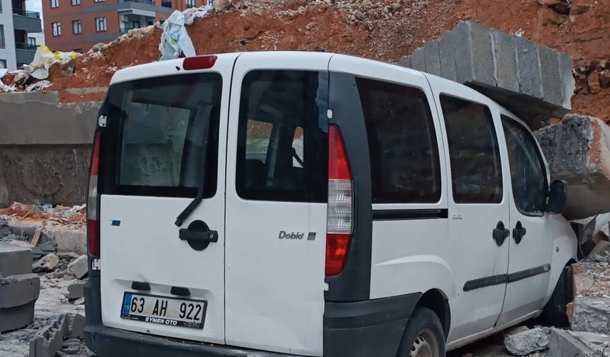 Şanlıurfa’da İstinat Duvarı Çöktü: Bir Araç Hasar Gördü