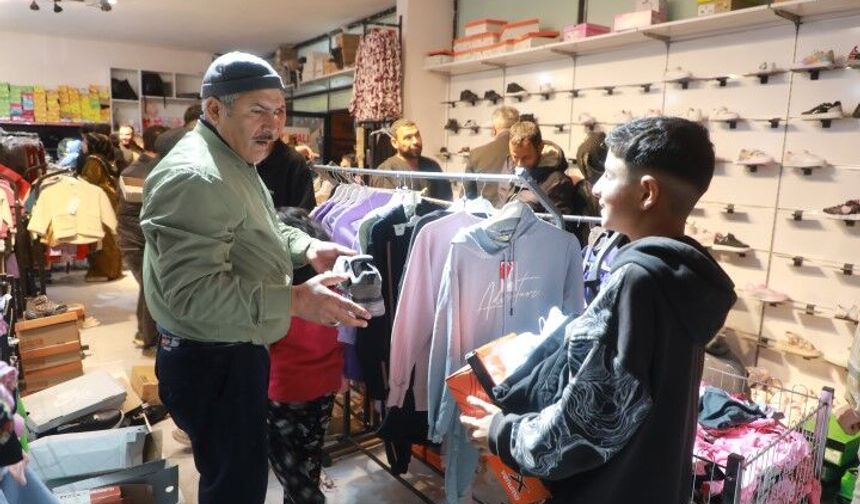 Başkan Özyavuz yüzlerce çocuğu sevindirdi