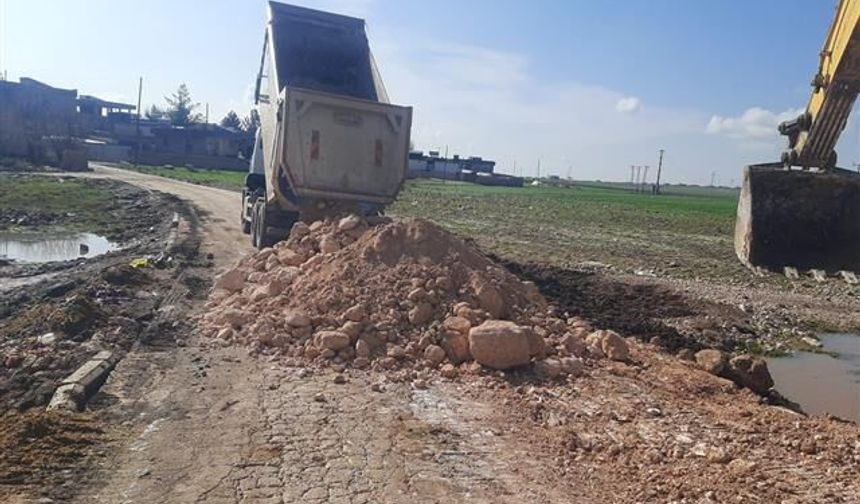Şanlıurfa’da Yağışın Ardından Yol Mesaisi Hız Kesmeden Devam Ediyor