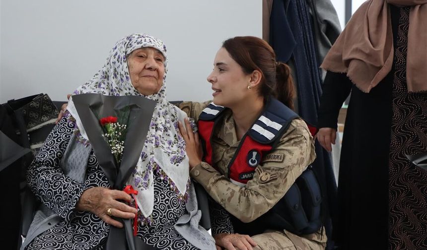 Şanlıurfa'da Jandarma'dan Anneler Günü’nde Anlamlı Ziyaret