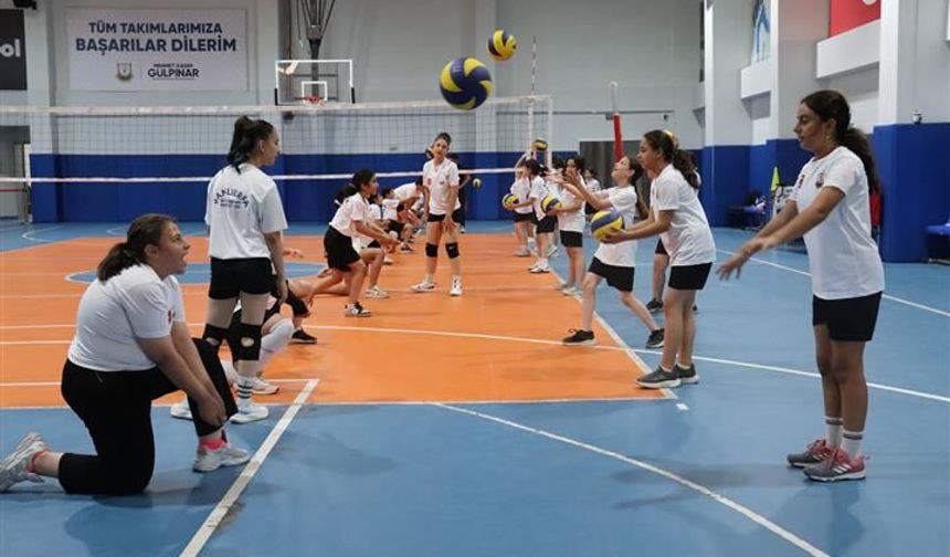 Kız Çocukları Voleybol Kurslarına Akın Ediyor