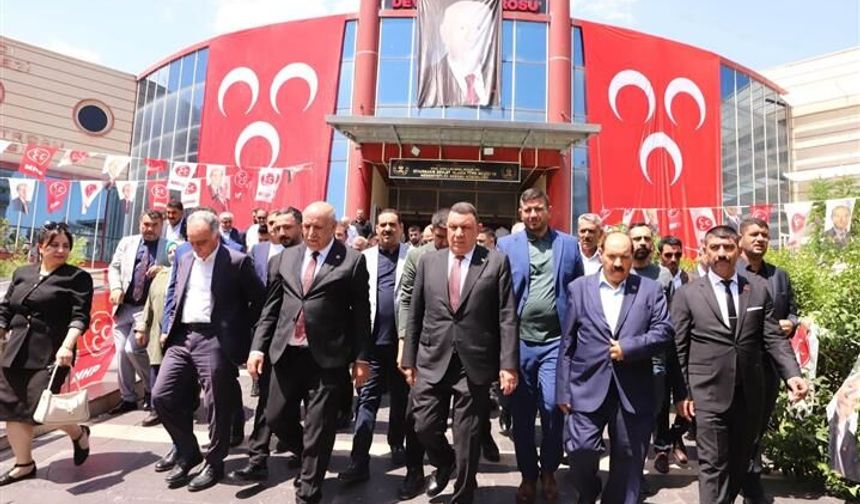 Vekil Özyavuz, Diyarbakır Kayapınar İlçe Kongresi’ne Divan Başkanı Olarak Katıldı