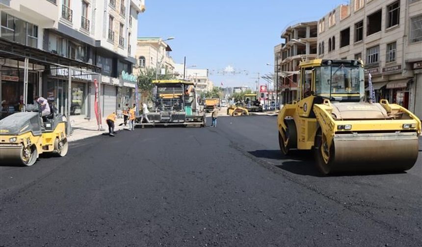 Adnan Menderes Caddesi Sıcak Asfaltla Yenileniyor