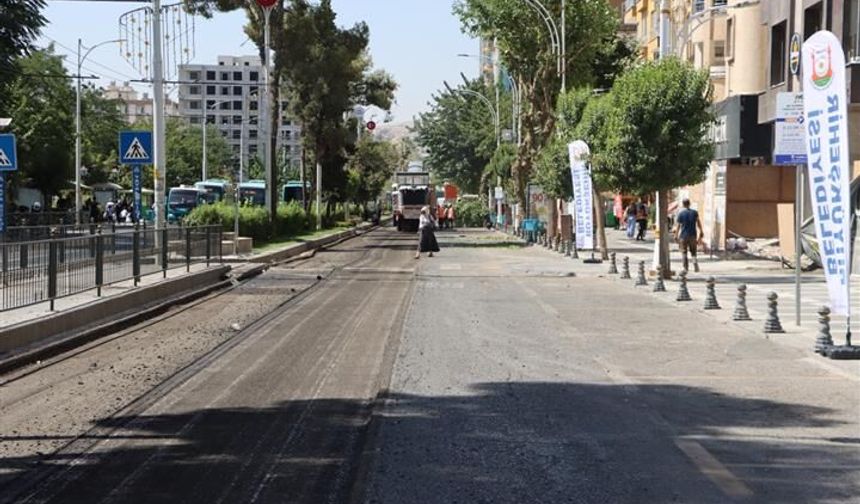 Atatürk Bulvarı Sıcak Asfaltla Yenileniyor