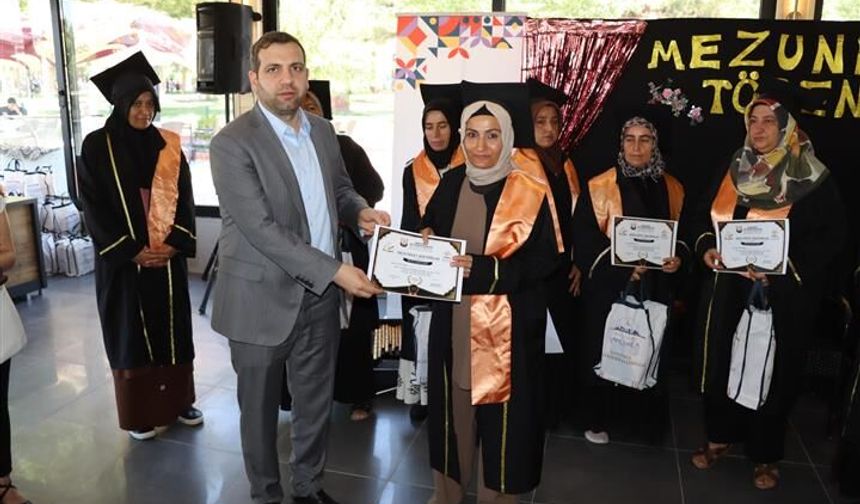 Okuma Yazma Öğrenen Anneler Mezuniyet Sevinci Yaşadı