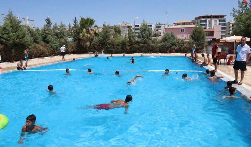 Büyükşehir'in ücretsiz yüzme havuzlarına yoğun ilgi