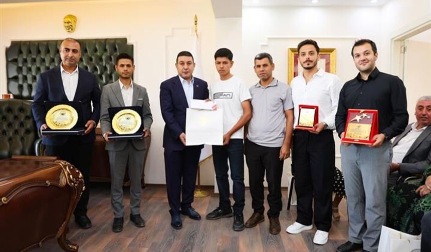 Başkan Mahmut Özyavuz, YKS Ve LGS Derecesi Yapan Öğrencileri Ödüllendirdi
