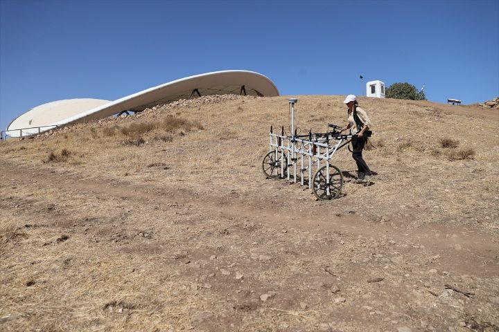 Göbeklitepe'de konut olduğu değerlendirilen yeni yapıların izleri tespit edildi